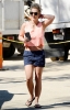 Britney_Spears_-_Leaving_an_office_building_in_Thousand_Oaks_(14).jpg