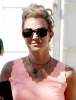 Britney_Spears_-_Leaving_an_office_building_in_Thousand_Oaks_(9).jpg