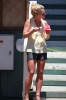 Britney_Spears_Eating_a_Snow_Cone_in_Lahaina_August_30_2010_01.jpg